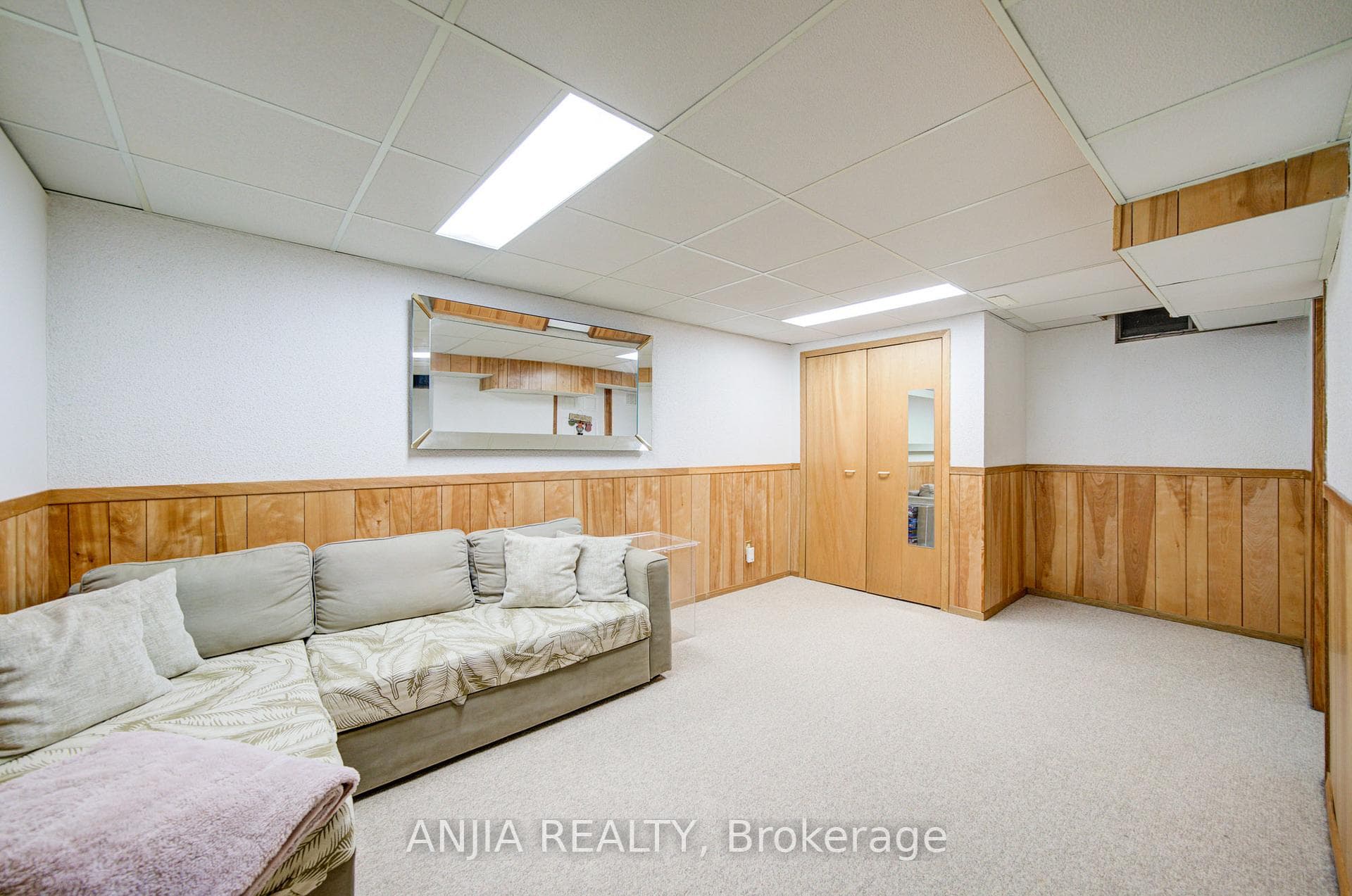 83 McClintock Crescent photo 33