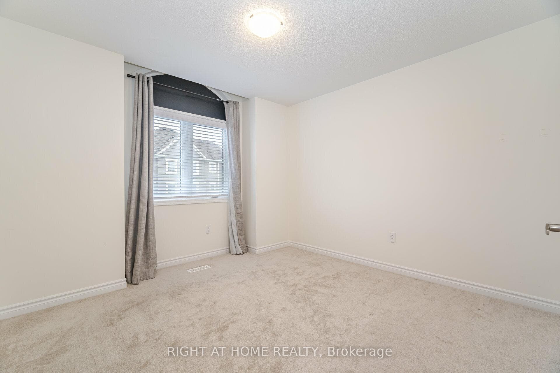 908 Sumac Gardens photo 32