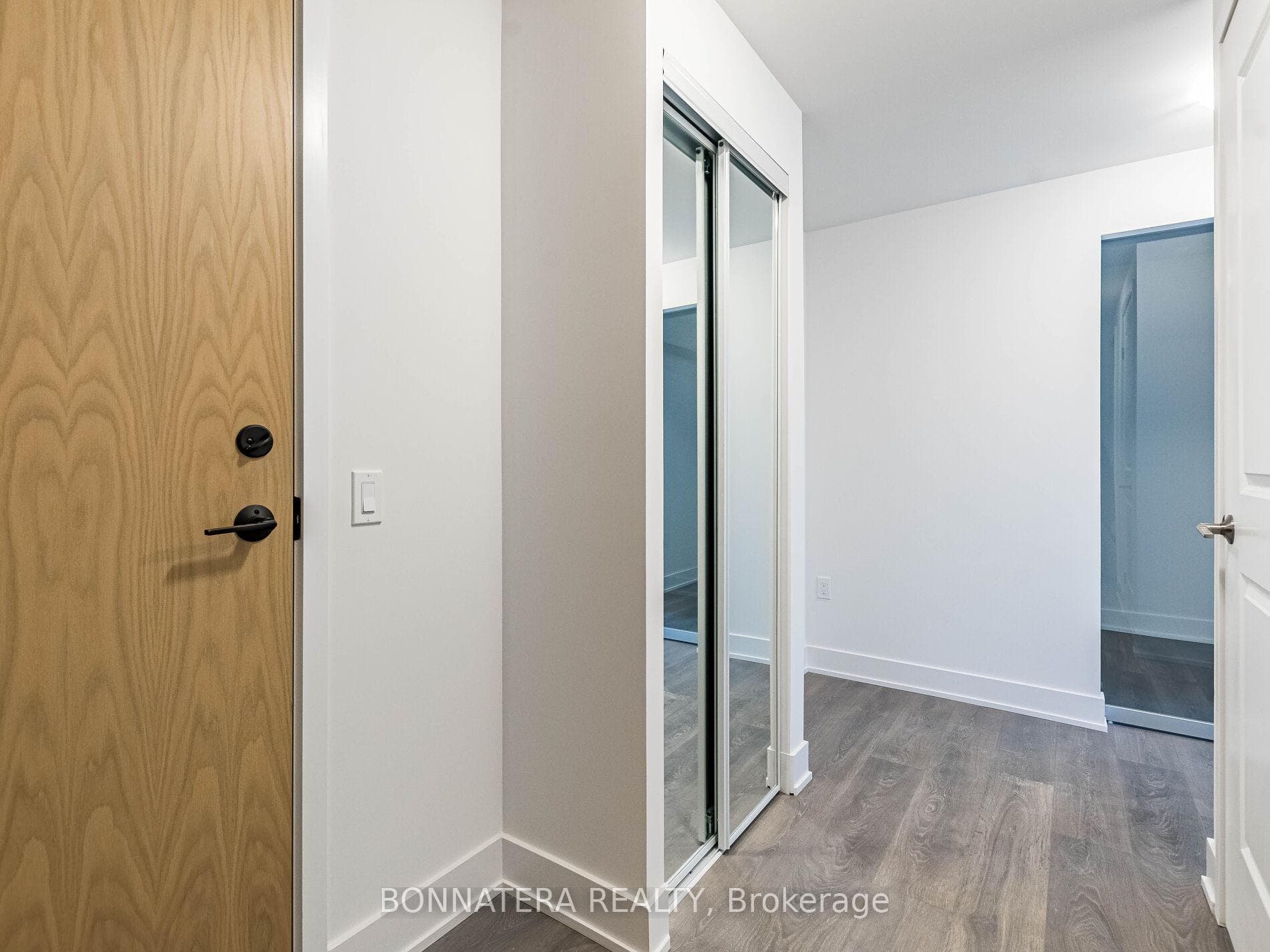 202 Burnhamthorpe Road Unit 1702 photo 5