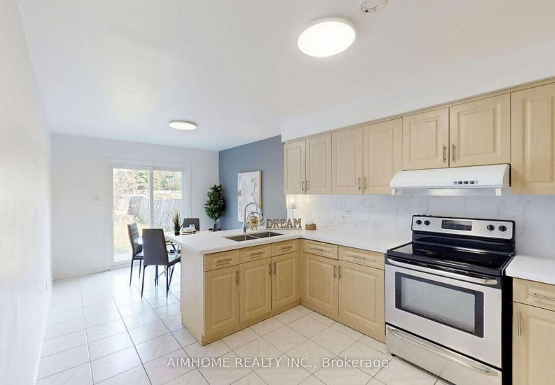 125 Roxanne Crescent photo 2