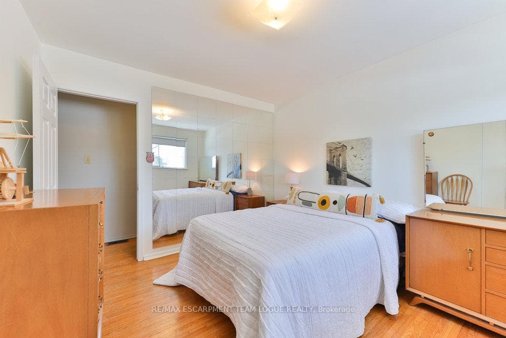 1292 Elgin Crescent photo 24
