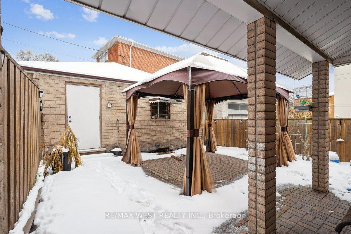 555 Silverthorn Avenue photo 8