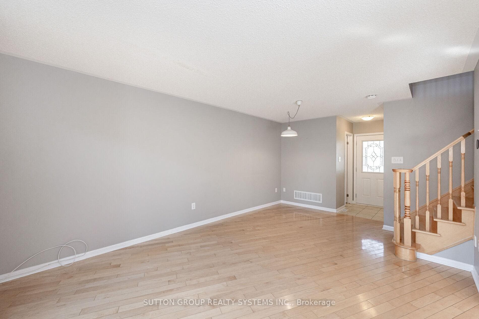 1152 Riddell Crescent photo 8