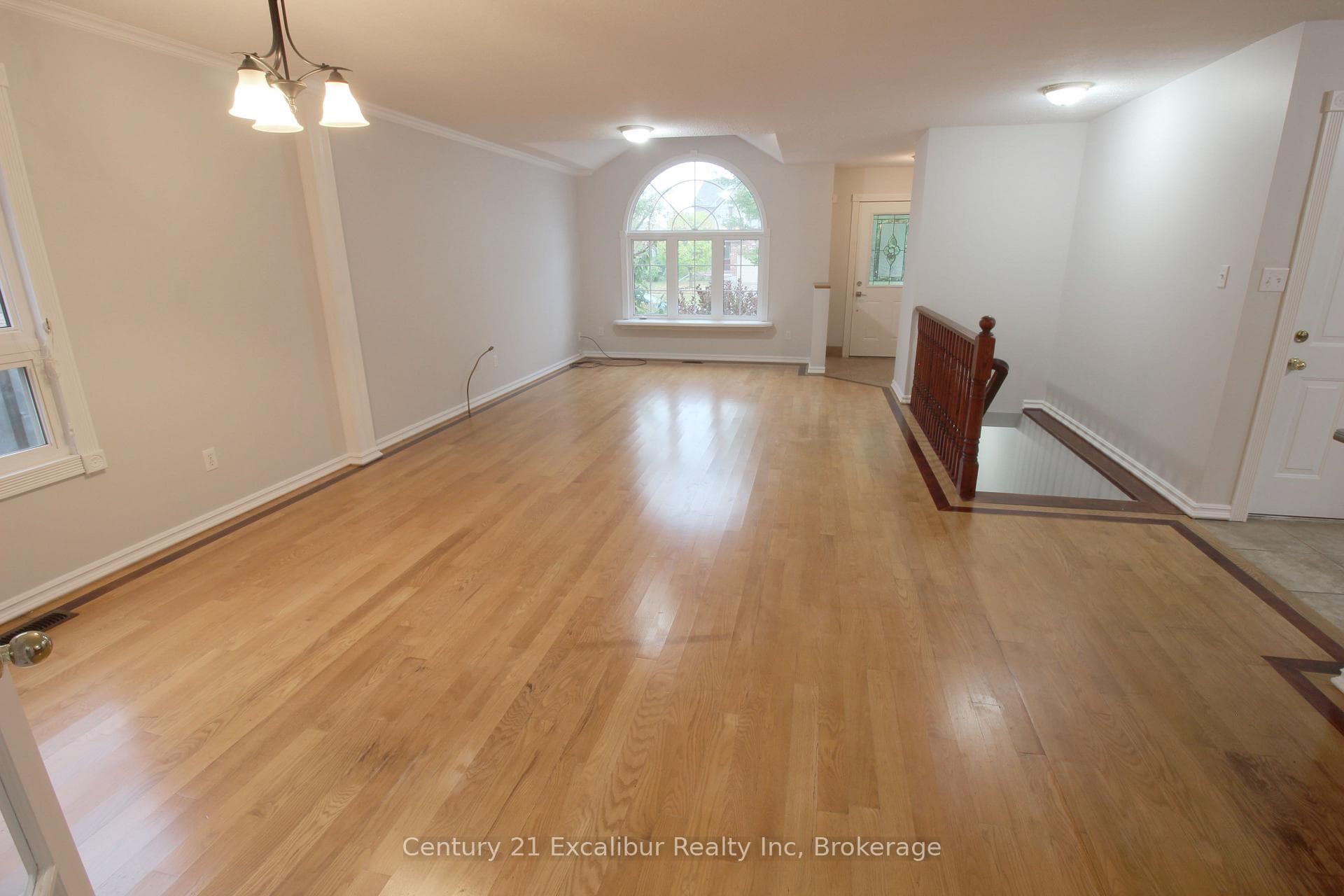 586 Mctavish Street photo 9