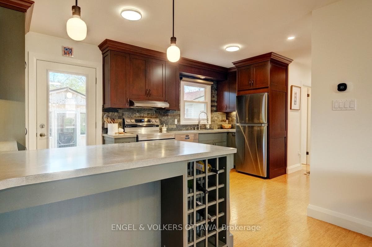 1812 Saunderson Drive photo 15