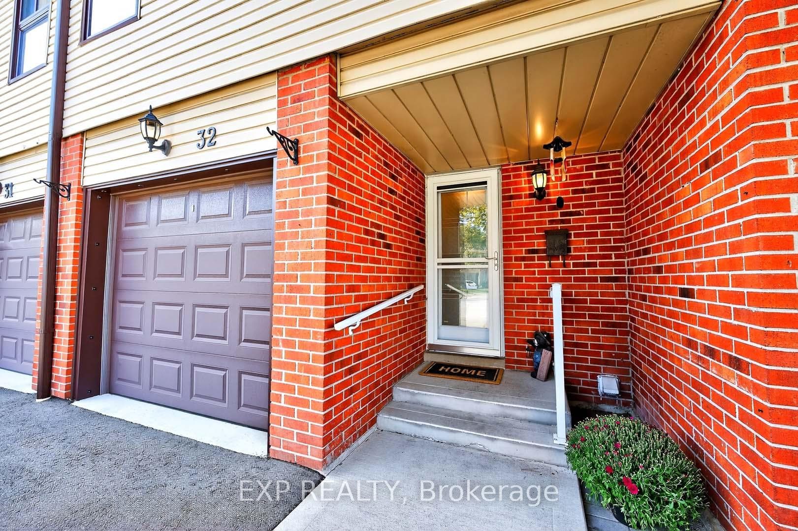 32 Collins Crescent photo 5
