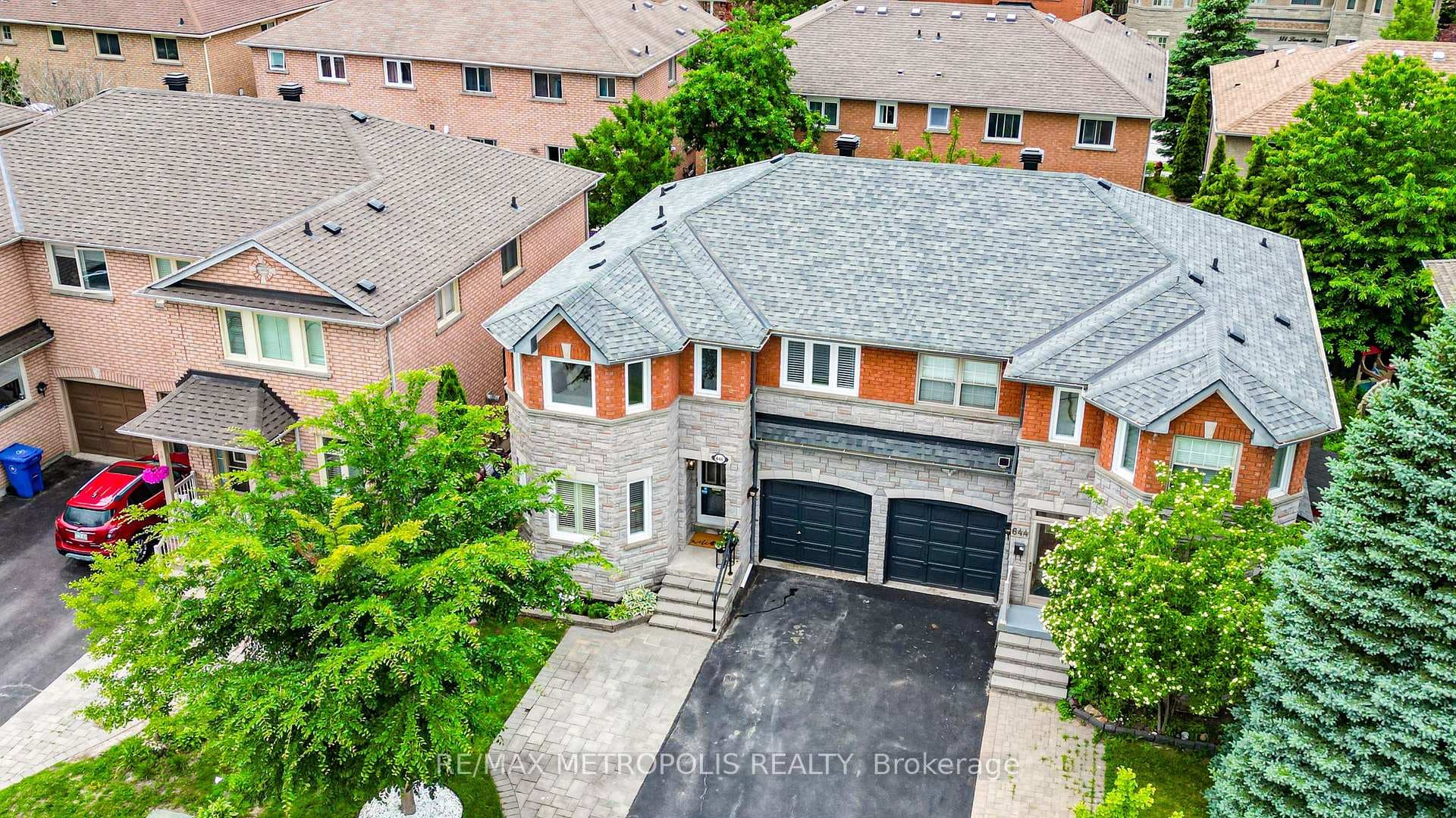 646 Walpole Crescent photo 39
