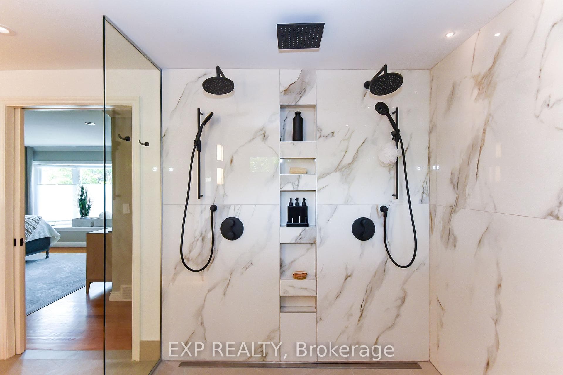 Triple Shower Heads in Exquisite Wet Room
