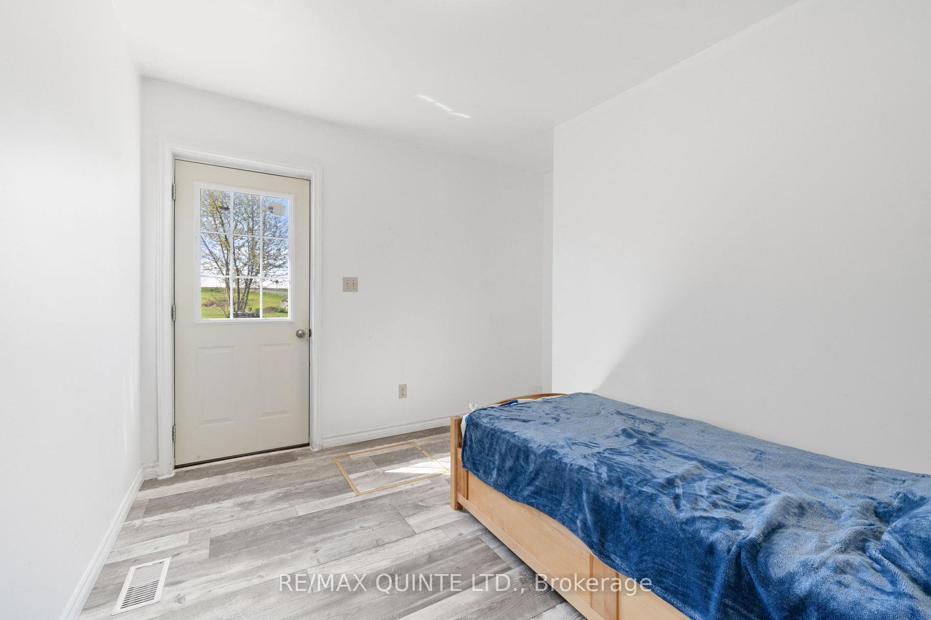 21 MOORE Avenue photo 15