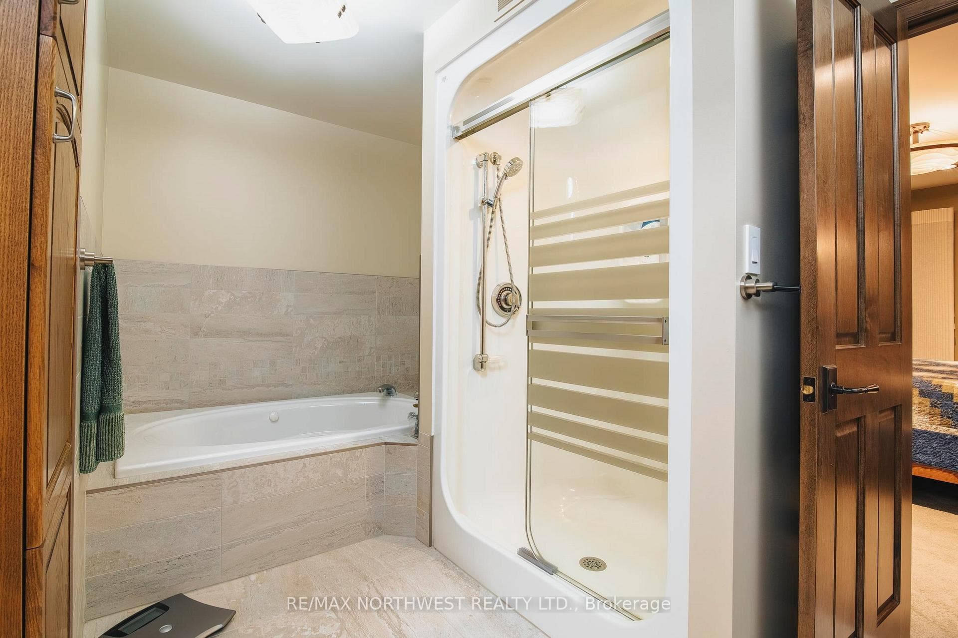 110 Lakeside Crescent photo 25