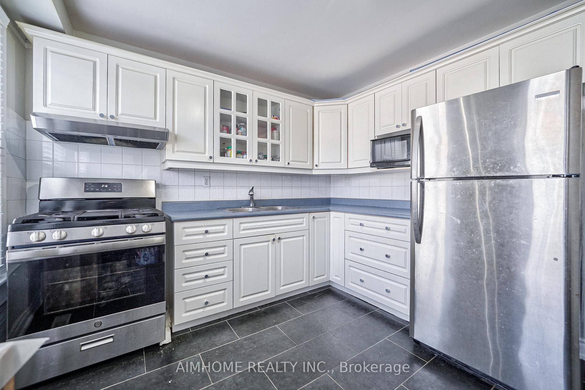 1692 John Street photo 17