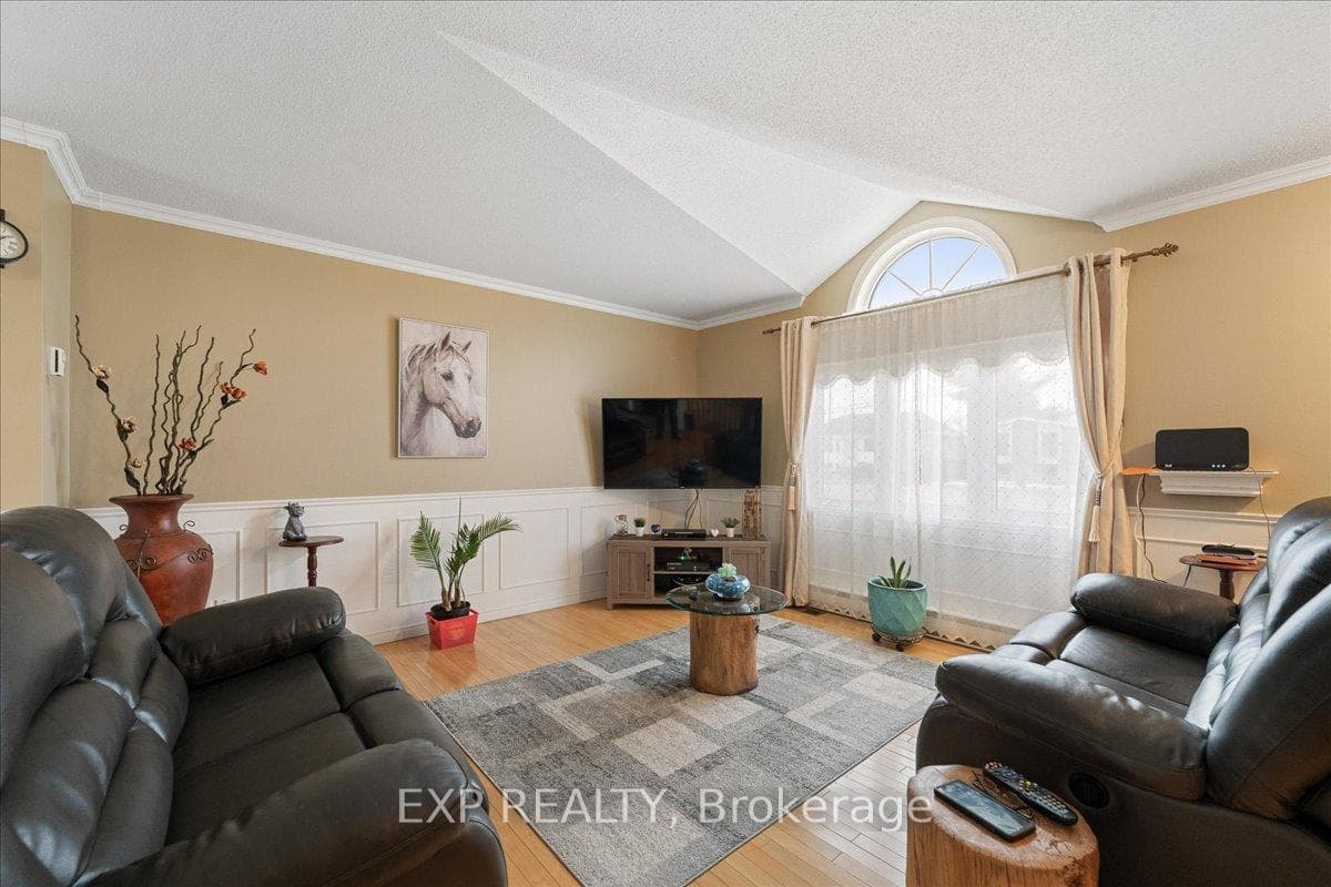 213 Longueuil Street photo 9