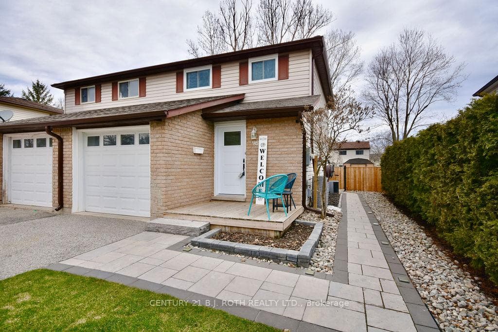 96 Mowat Crescent photo 3