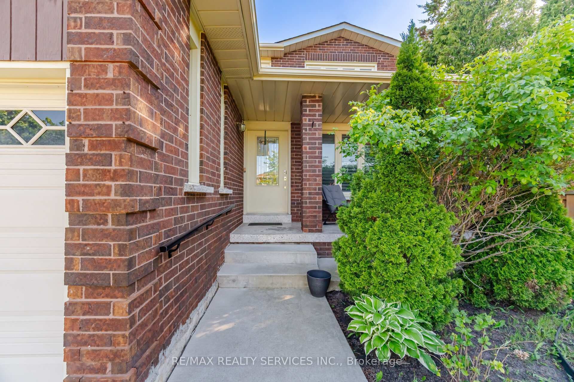 26 Sunforest Drive photo 4