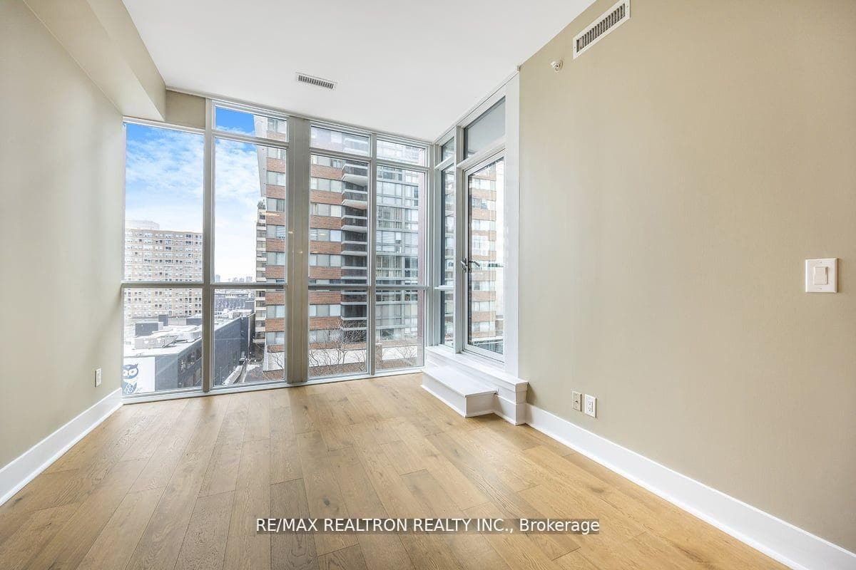 32 Davenport Road Unit 604 photo 6