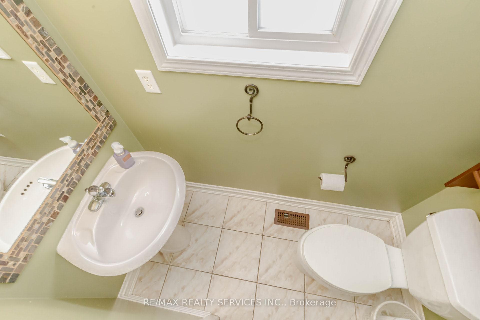 1519 Sarasota Crescent photo 18