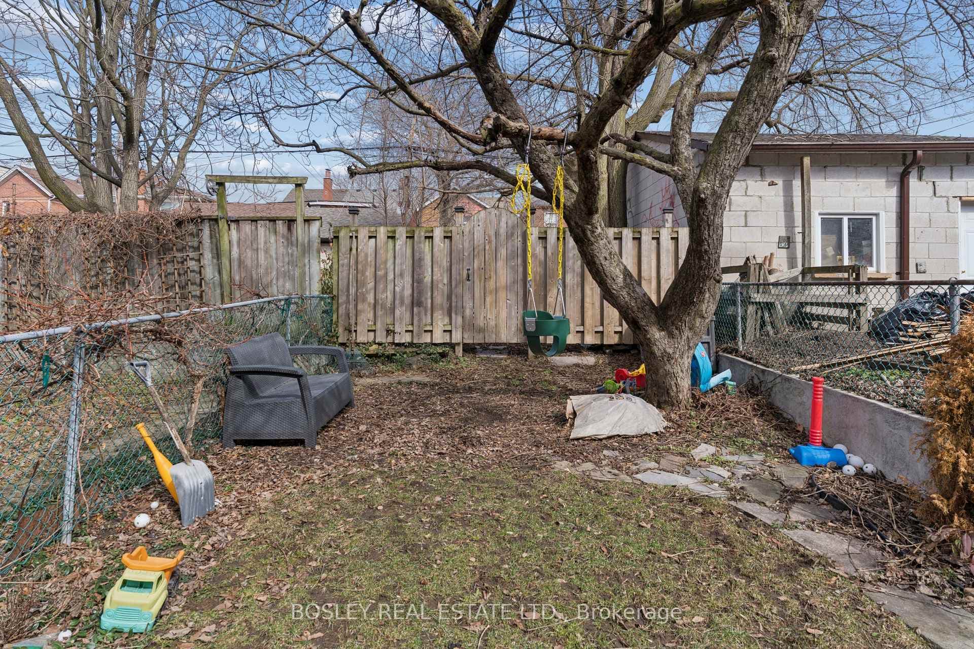 725 Manning Avenue photo 32