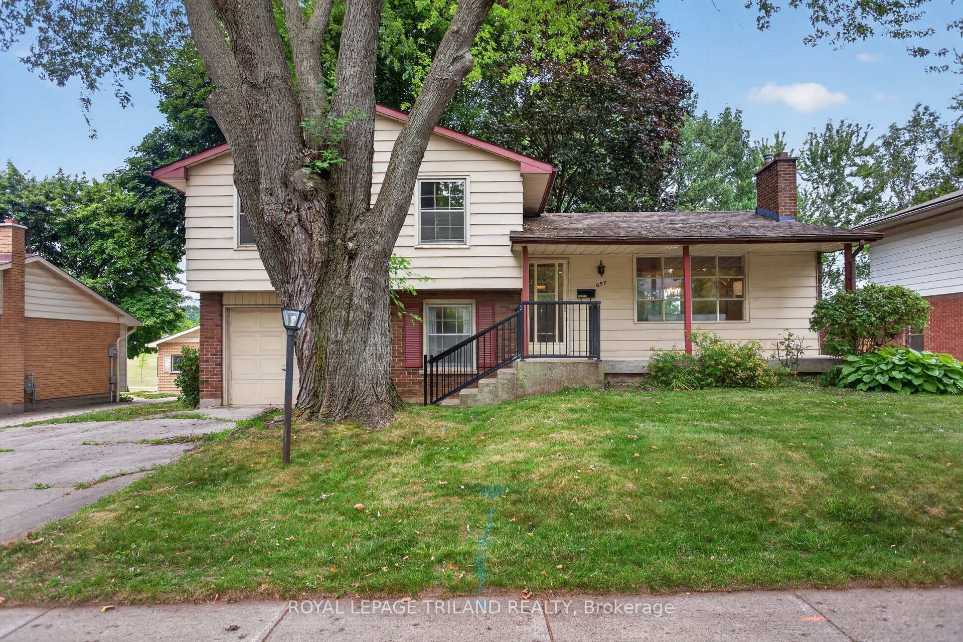 657 Viscount Road photo 2