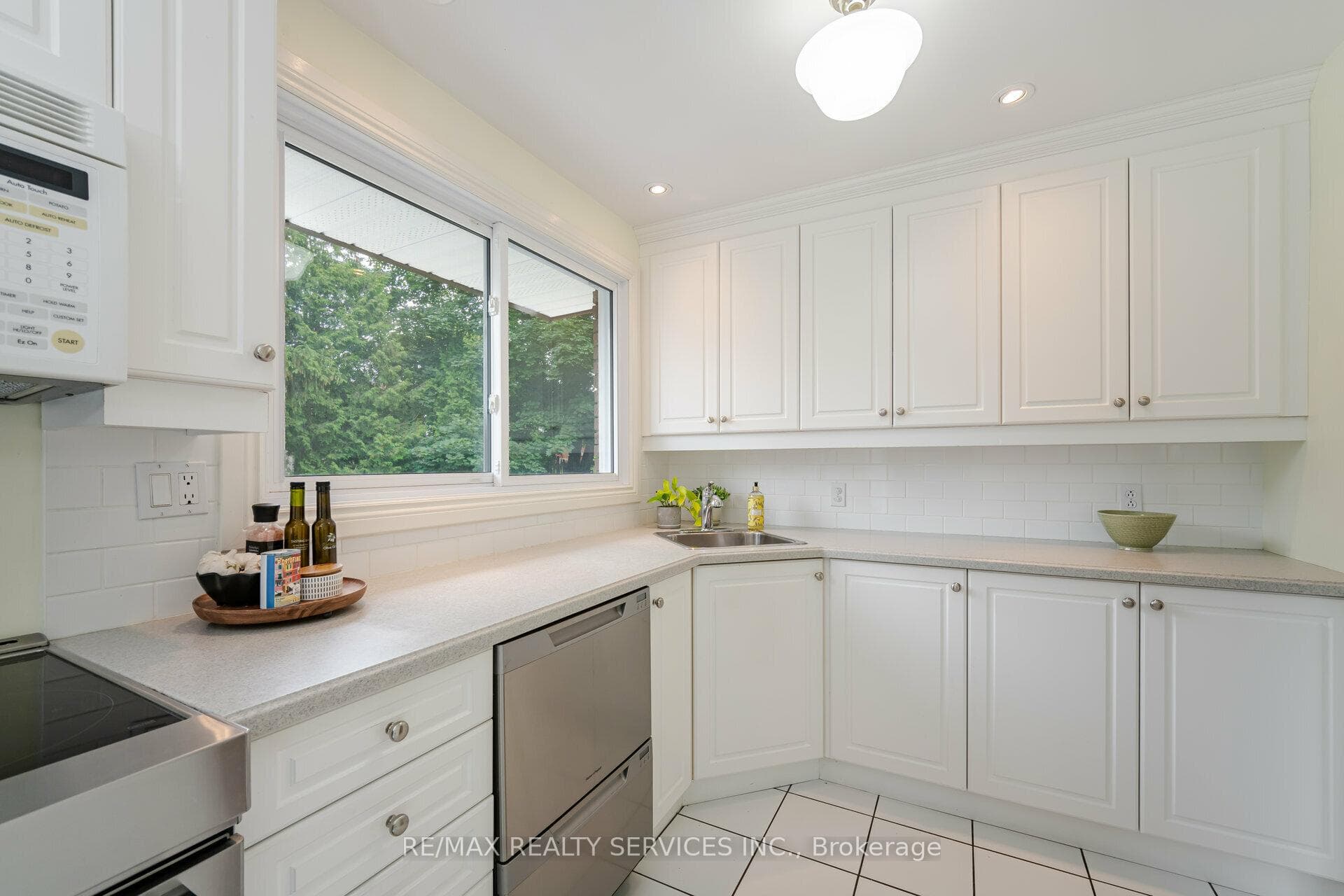 485 Bernhard Crescent photo 10