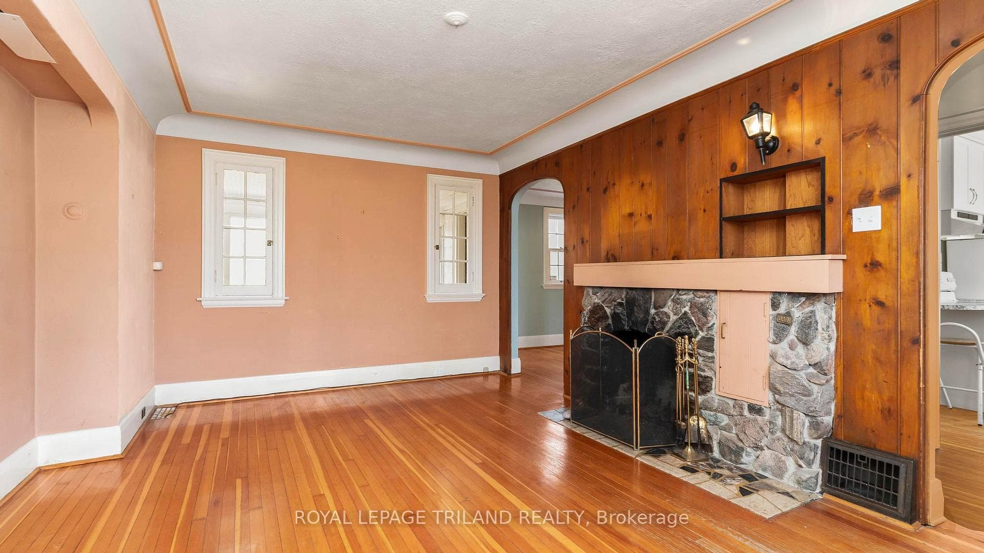 1096 RICHMOND Street photo 5