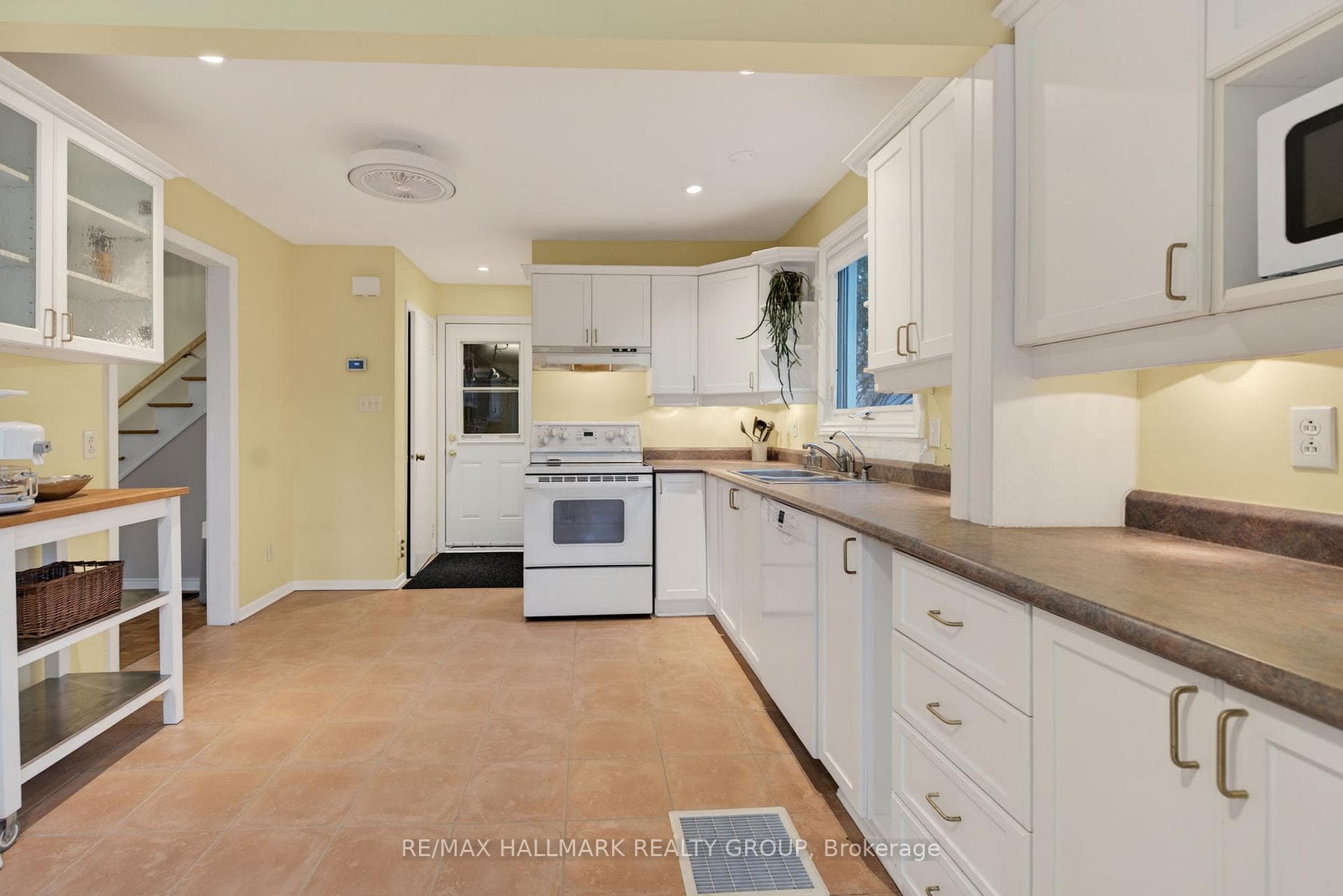 24 Hobart Crescent photo 13