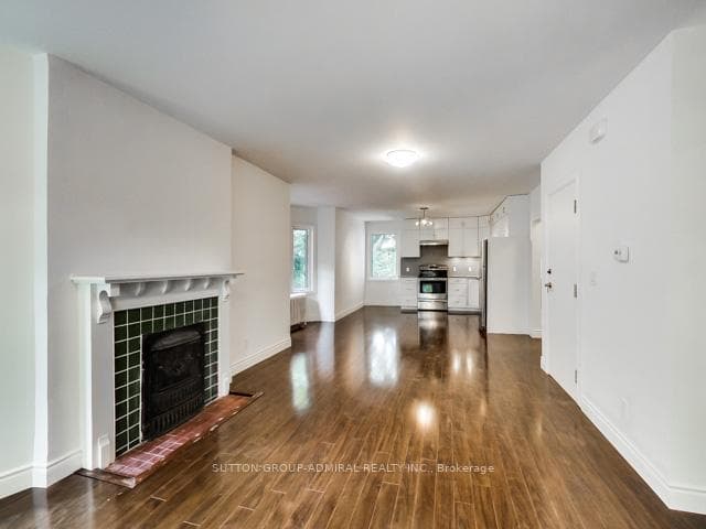 34 Hewitt--Main Floor Avenue photo 19