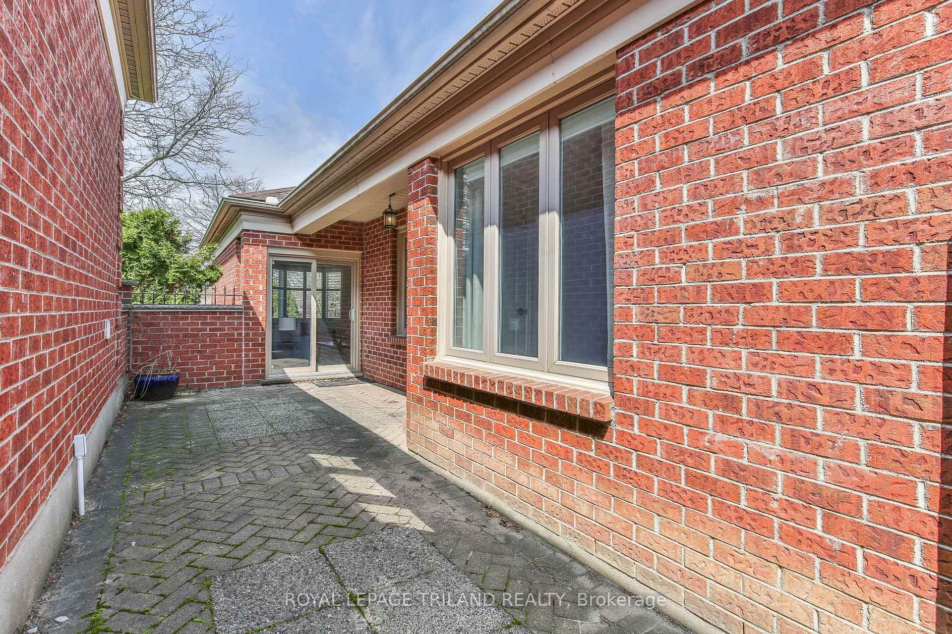 60 ROSECLIFFE Crescent Unit 8 photo 45