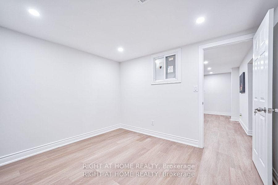 2075 Warden Avenue Unit 04 photo 24