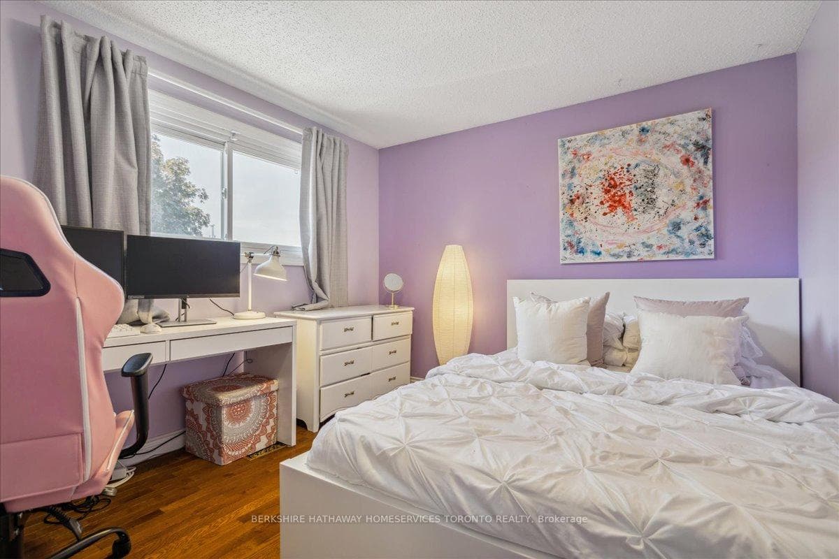 6874 Hickling Crescent photo 24