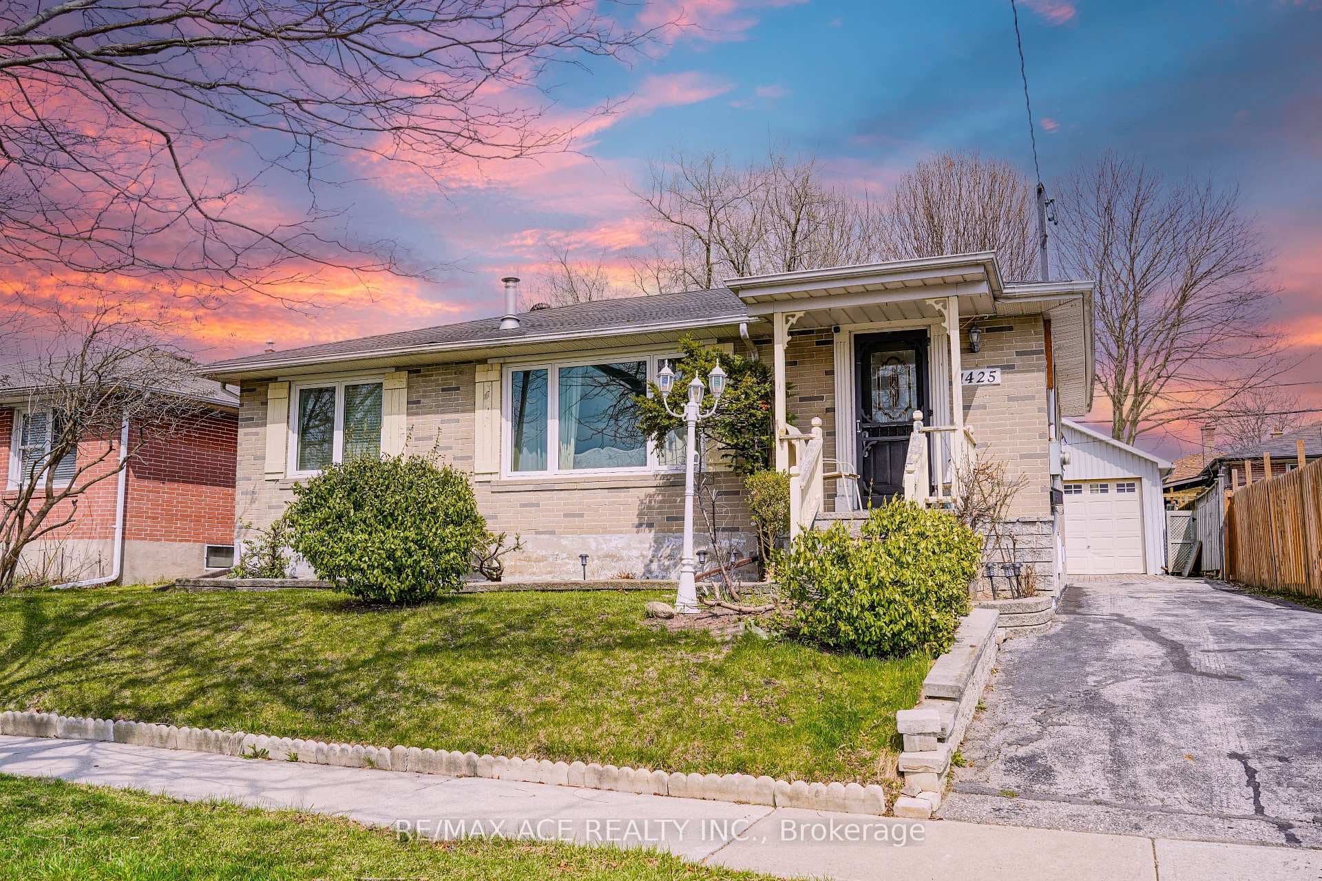 1425 Lakefield Street photo 1