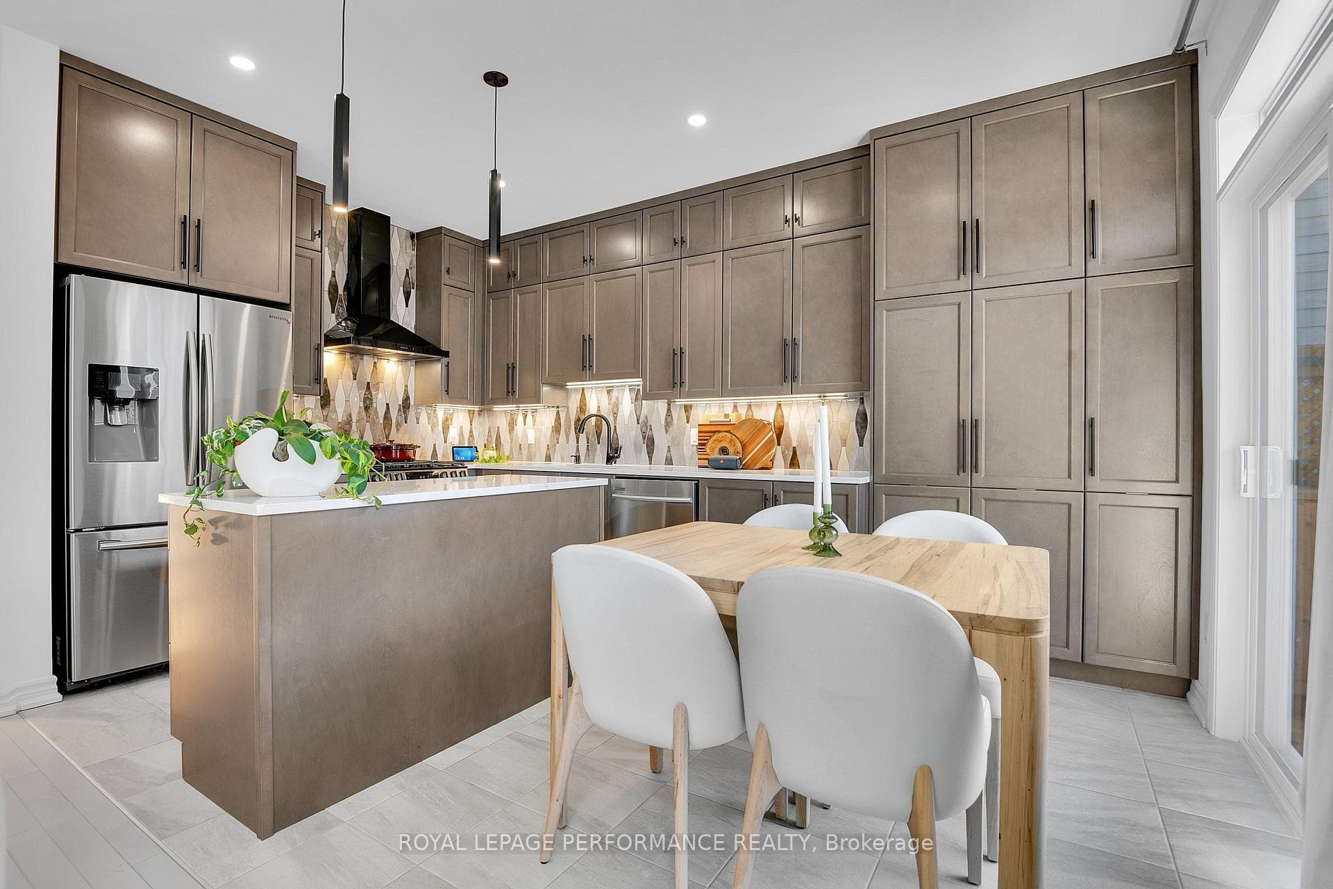 Stylish Kitchen w/modern fixtures