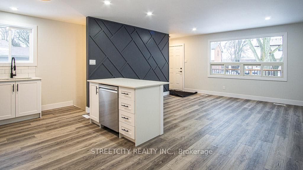 32 Mohegan Crescent photo 6