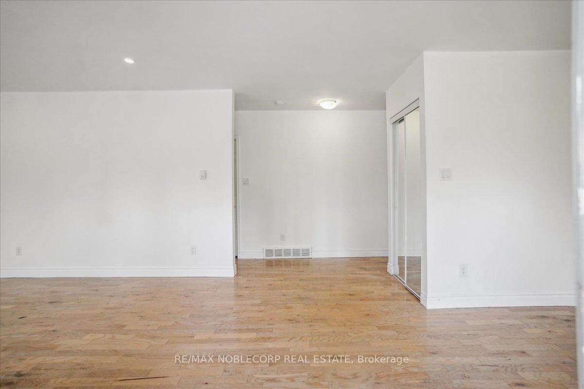 982 Regent Drive Unit Upper photo 9