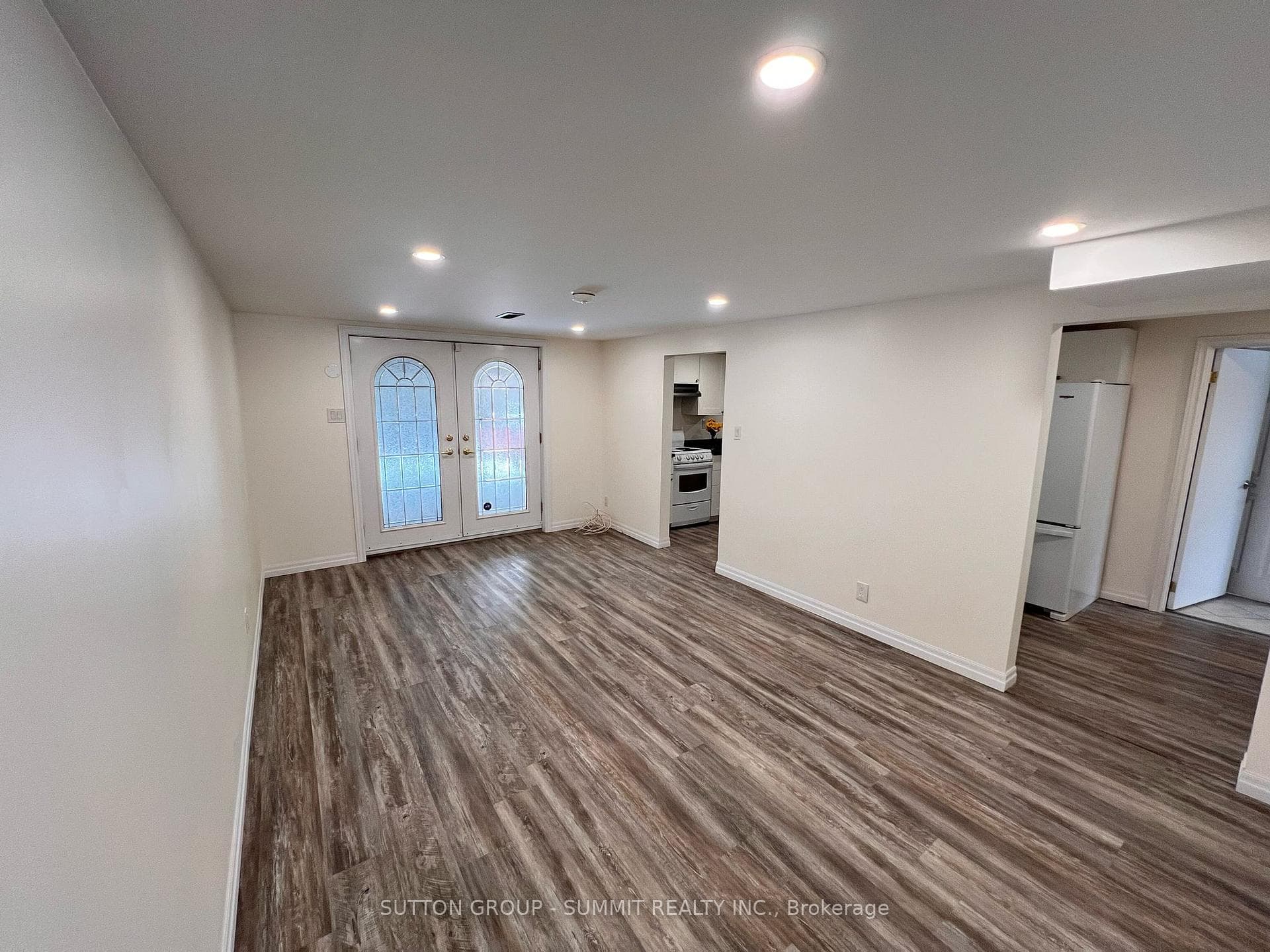577 Oshawa Boulevard photo 3