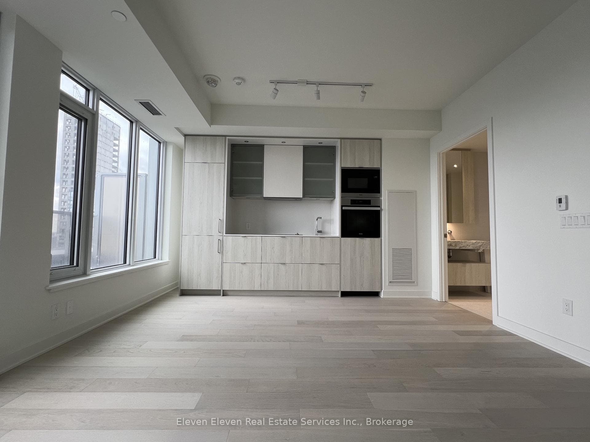 11 Yorkville Avenue Unit 2402 photo 2