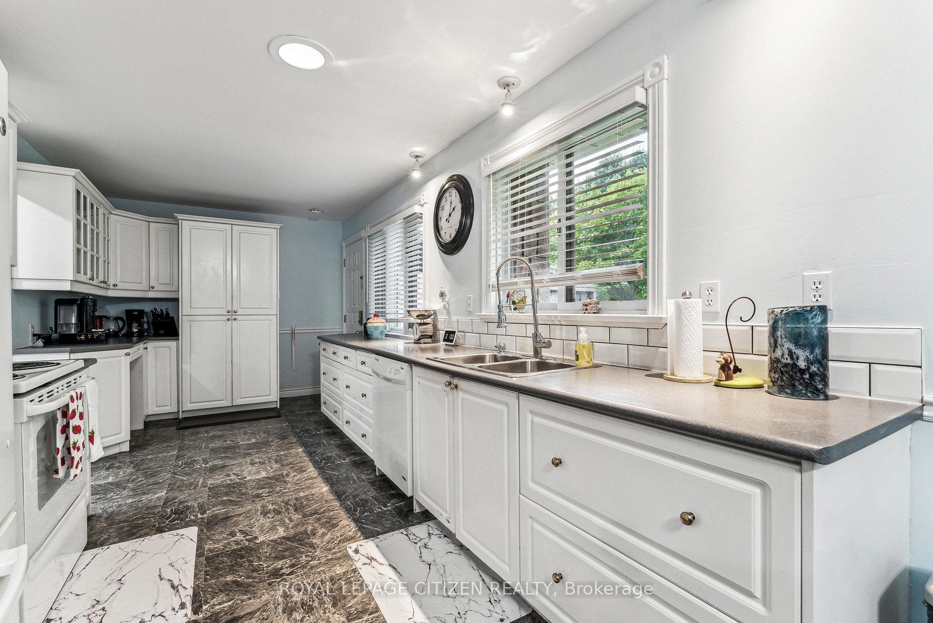 722 The Queensway N/A photo 13