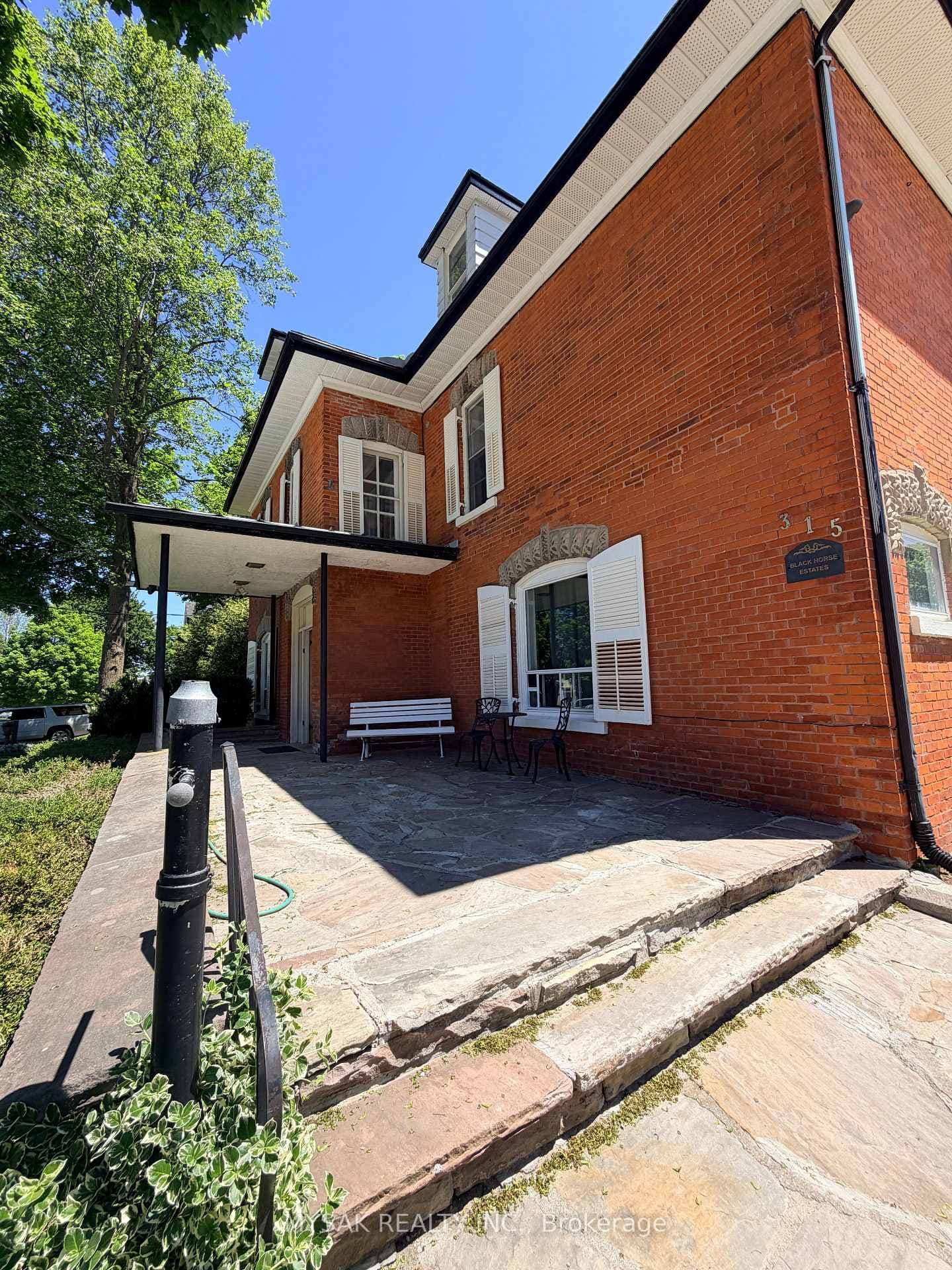 315 Centre Street photo 11