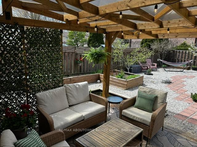395 Maidstone Crescent photo 39