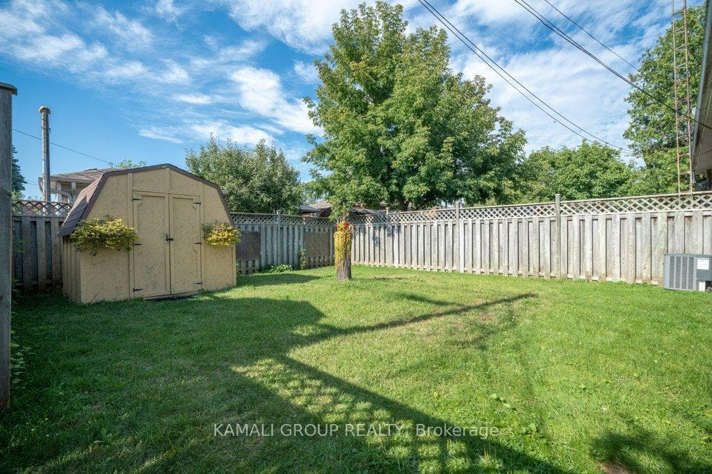 685 Perry Crescent photo 29