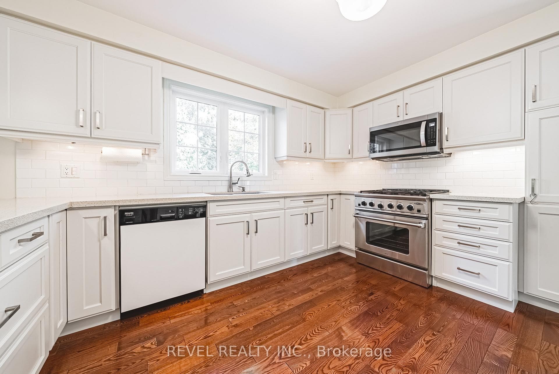 211 Mclaren Road photo 8