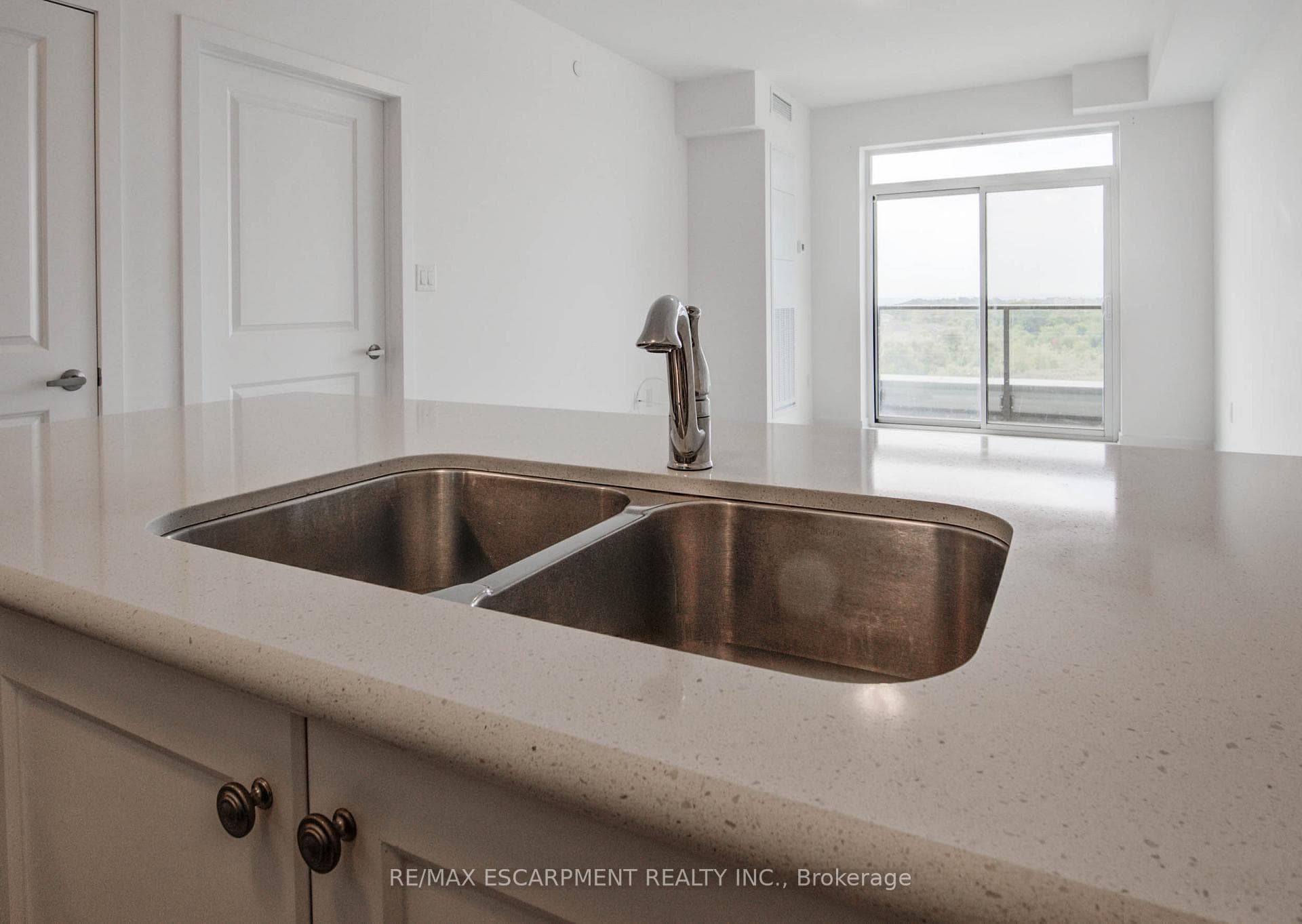 450 Dundas Street Unit 715 photo 15