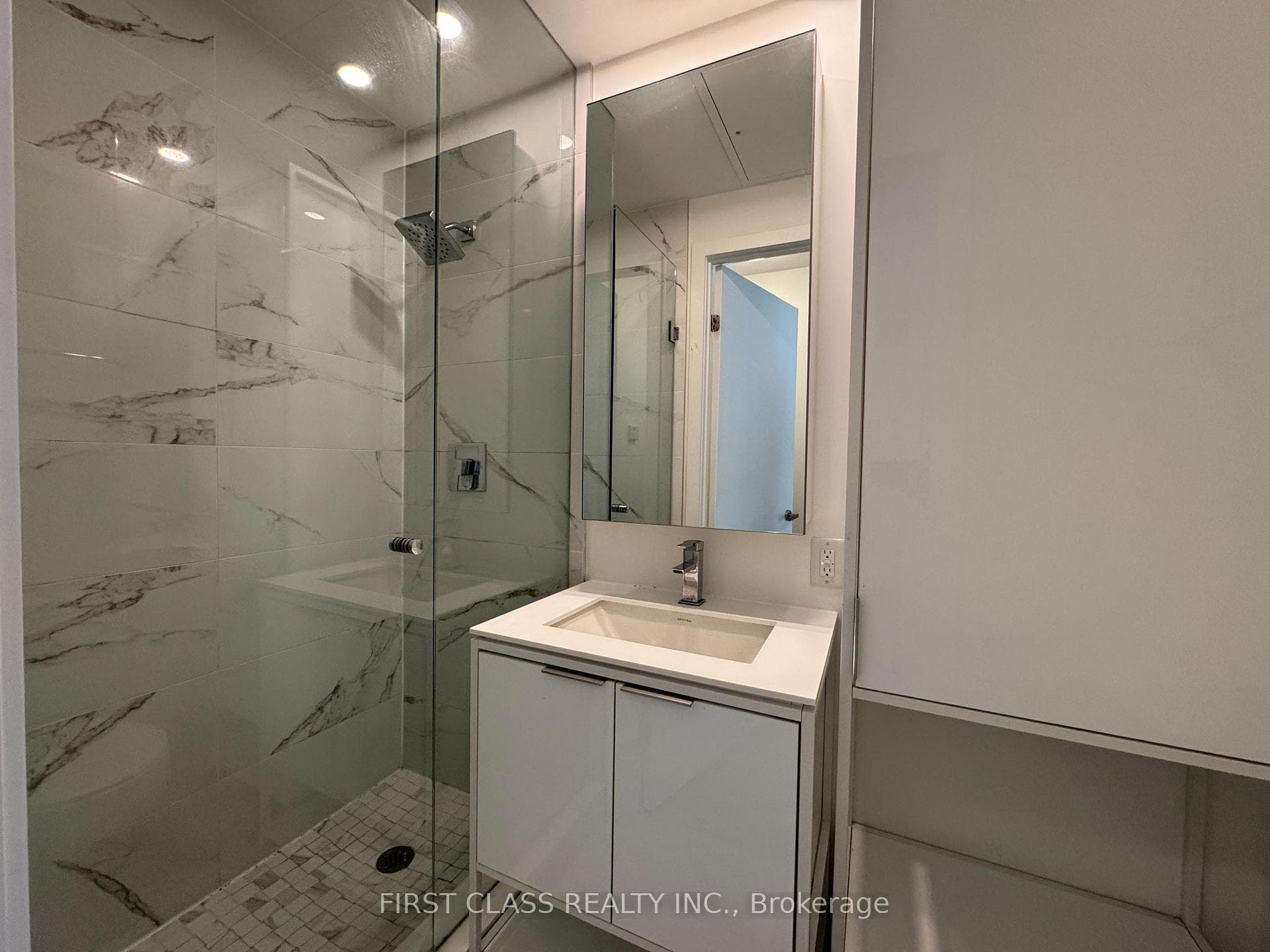 77 Shuter Street Unit 2509 photo 4