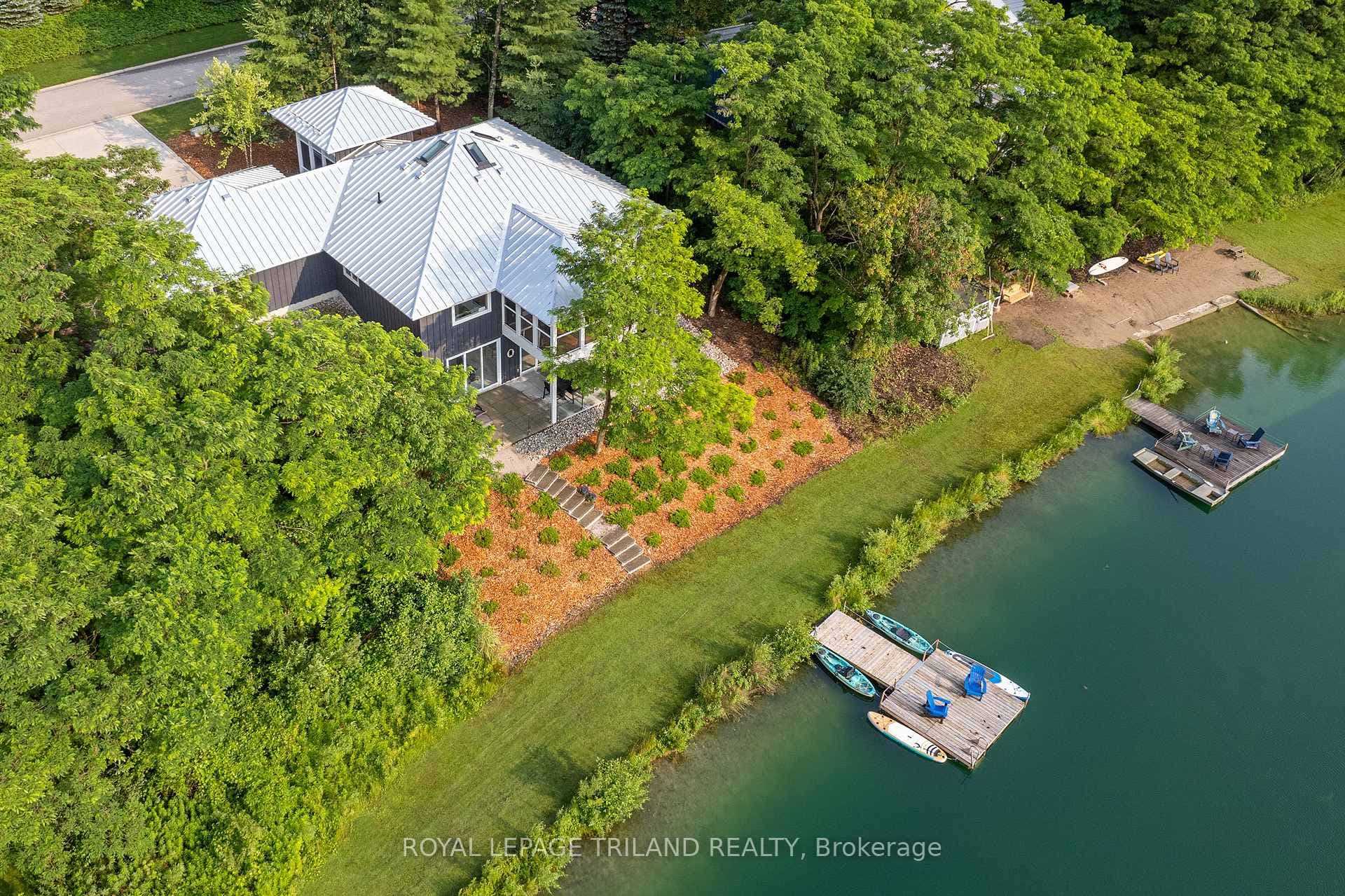 Muskoka in GB - on a private lake & steps to beach