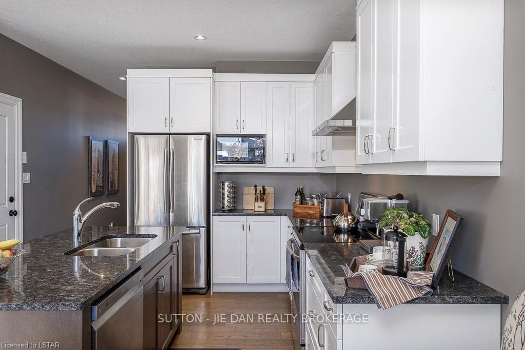 555 SUNNINGDALE Road Unit 3 photo 8