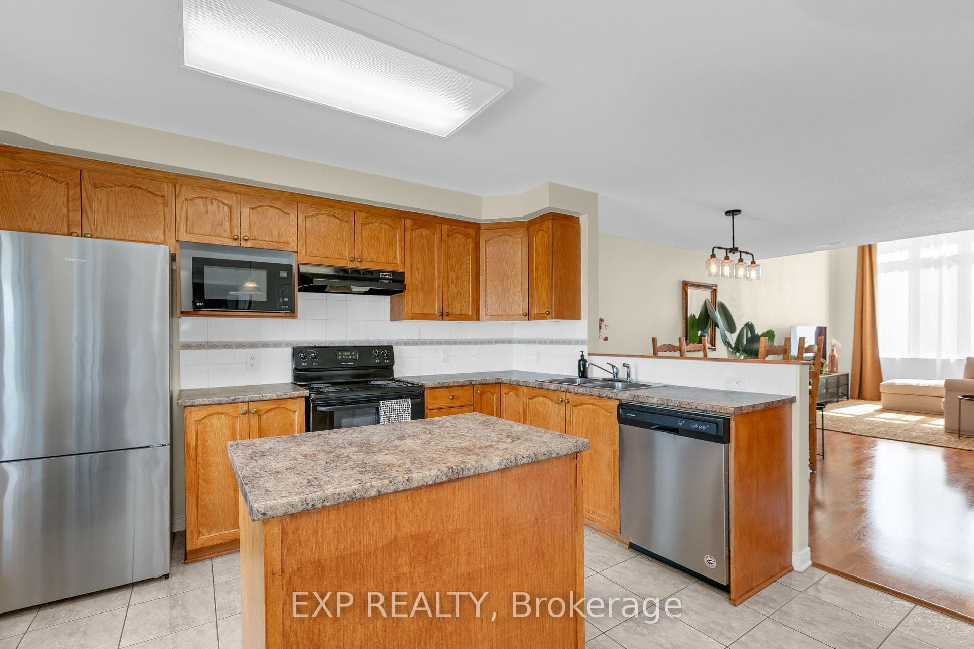 555 REARDON Private photo 22