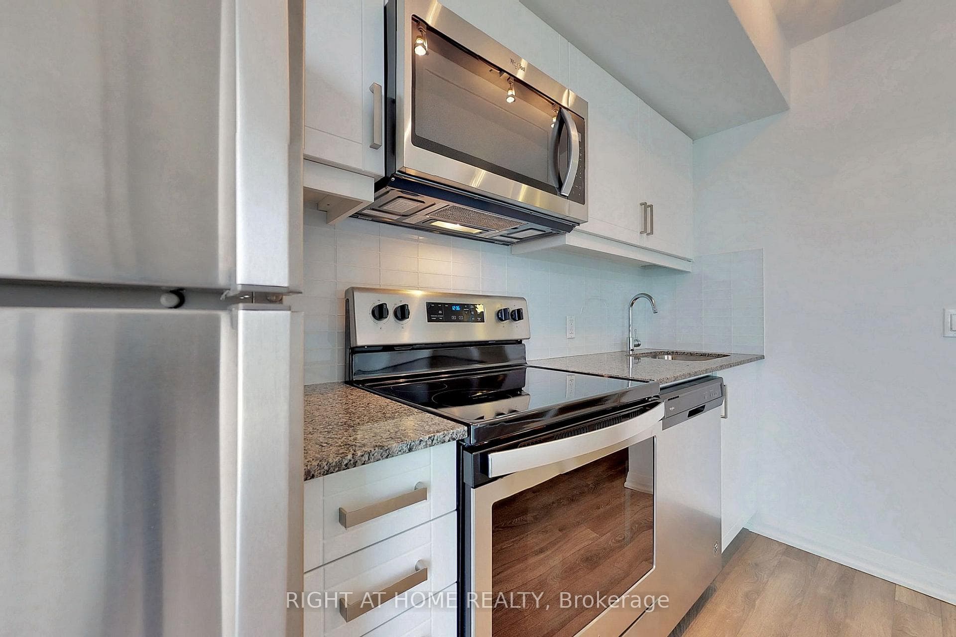 30 Meadowglen Place Unit 802 photo 7