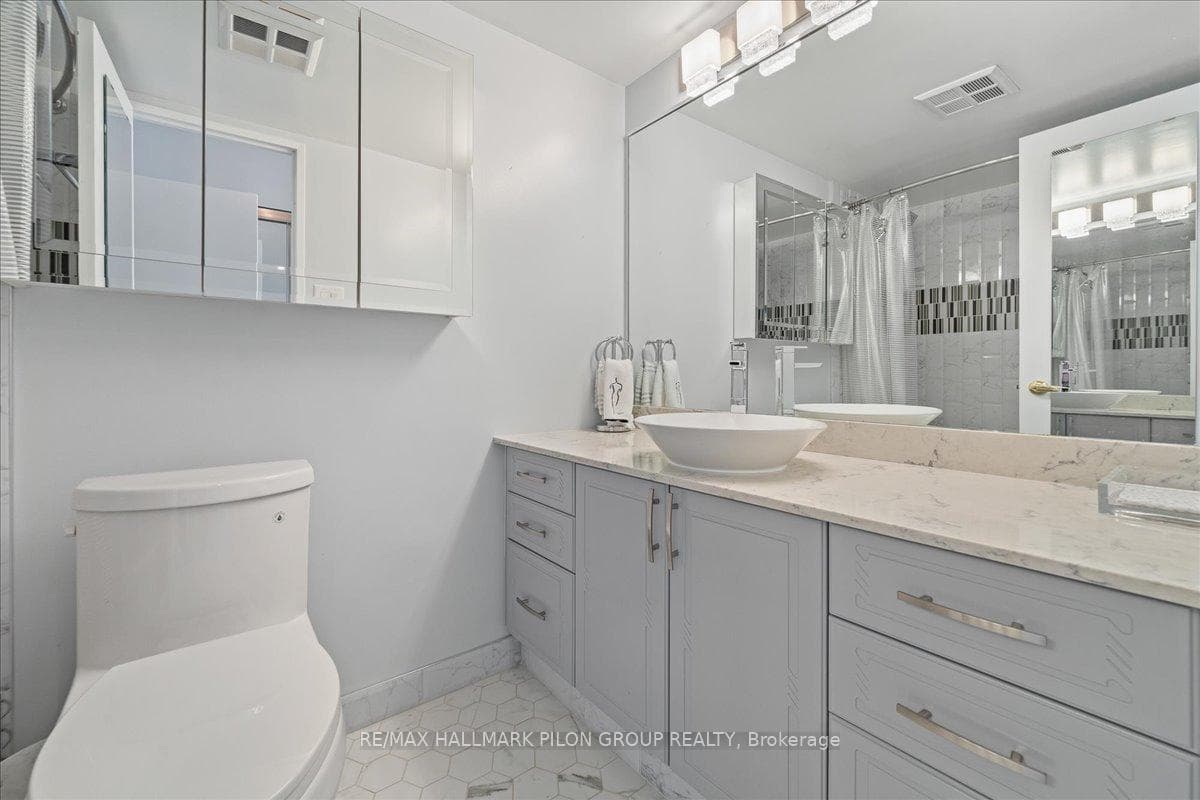 545 ST LAURENT Boulevard Unit 1105 photo 16