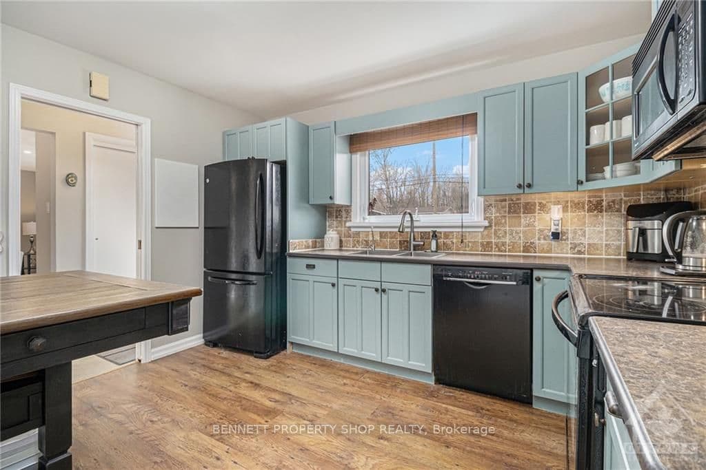 1676 DUNROBIN Road photo 7