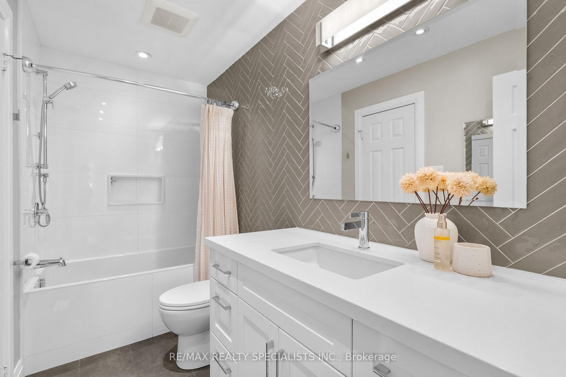 8 Bluewater Court photo 25