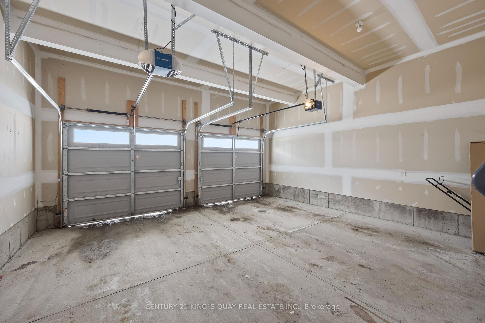 471 Sophia Crescent photo 35
